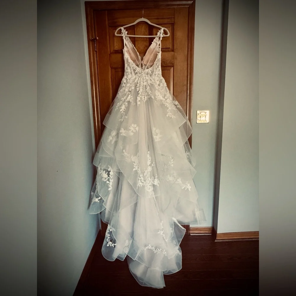 Bijou Bridal Romantic Floral Lace Wedding Gown in creamy white & wedding veil - Picture 5 of 9